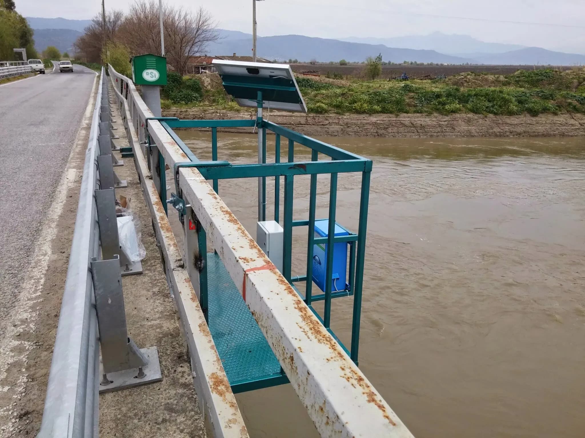 Akarsu köprüsüne kurulu güneş enerjili gözlem istasyonu