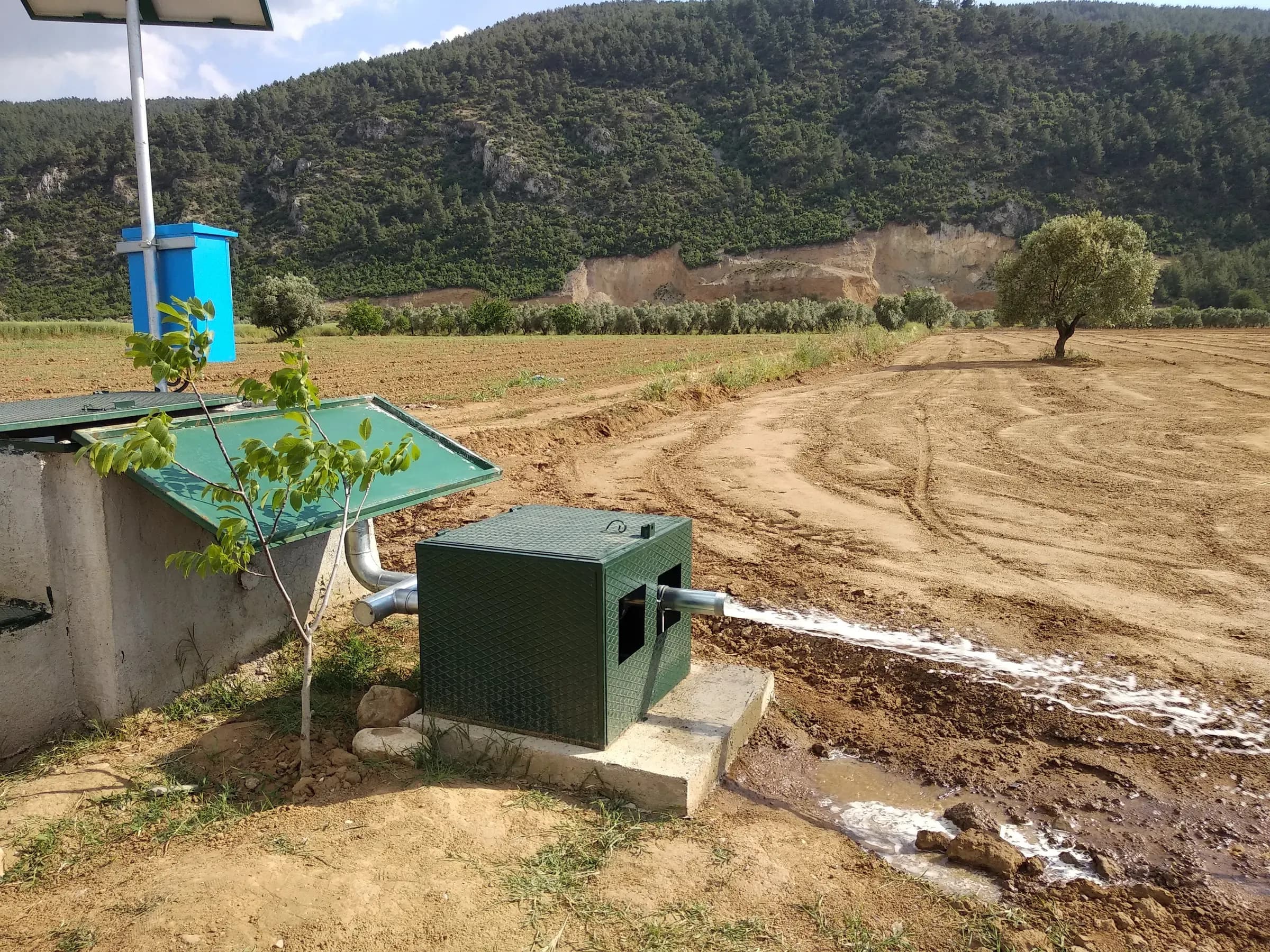 Otonom hidrant çıkışından akan sulama suyu